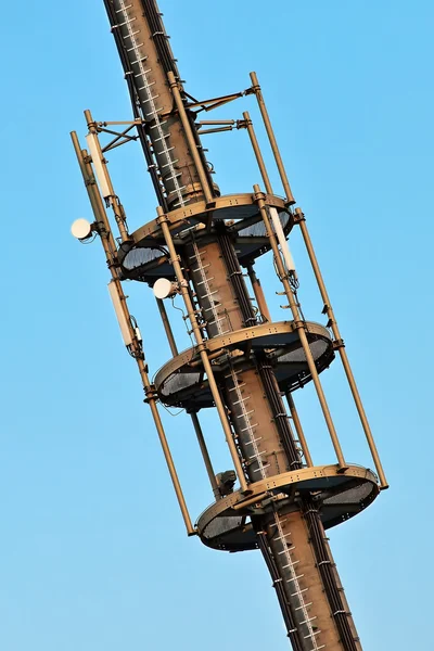 Wieża radiowo-telewizyjna jednobiegunowa. — Zdjęcie stockowe