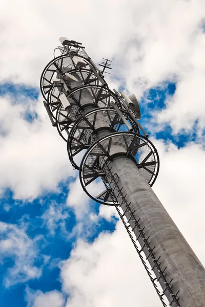 Телекоммуникационная монопольная башня . — стоковое фото
