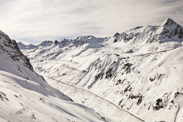 Estrada alpina alta no inverno . — Fotografia de Stock