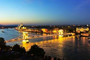 Budapeşte zincir köprü gece görünümü.