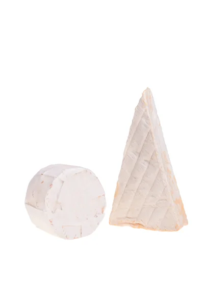 円形および三角形のカマンベール チーズ. — ストック写真