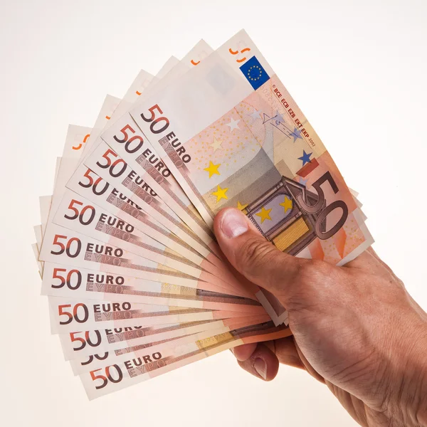 50 notas de euro detidas pela mão direita masculina . — Fotografia de Stock