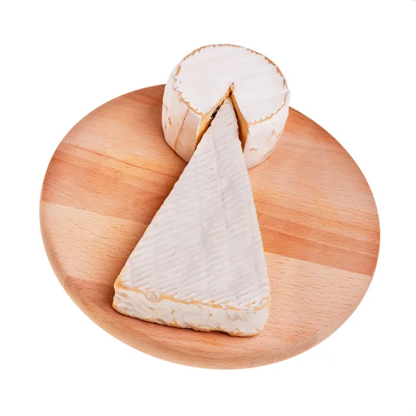Twee camembert kaas stukken op een houten bord. — Stockfoto