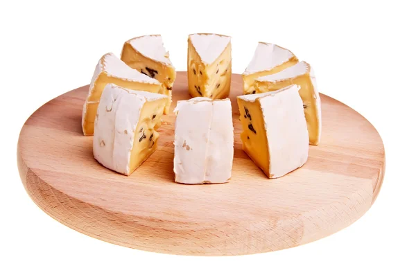 Camembert ost skuren i radiell sektioner. — Stockfoto