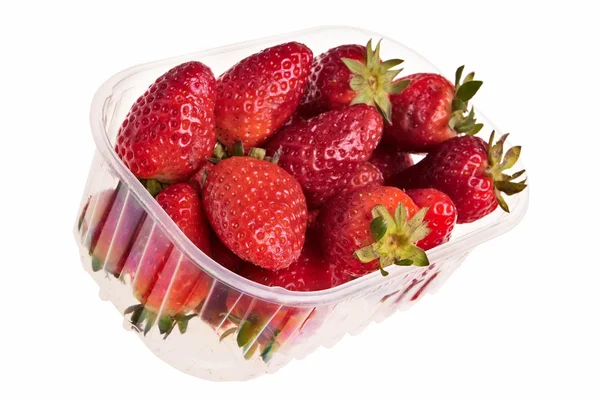 Fresas frescas y sabrosas en un recipiente de plástico . —  Fotos de Stock