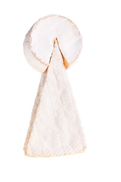 Runda camembert ost på toppen av triangulära en. — Stockfoto