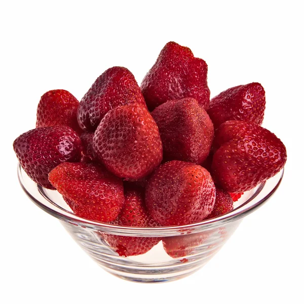 玻璃碗里的新鲜美味草莓. — 图库照片
