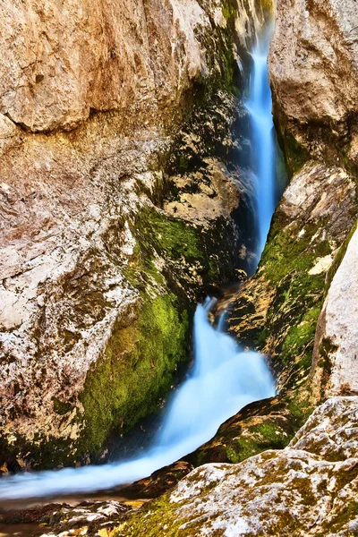 Gebirgsbachwasserfall. — Stockfoto