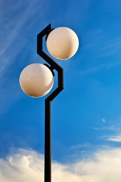 現代電気街路灯ポール. ロイヤリティフリーのストック画像