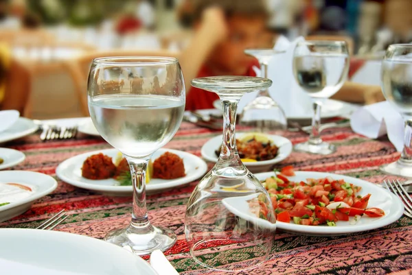 Tisch zum Abendessen — Stockfoto