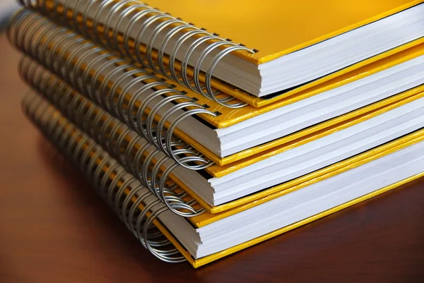 Pilha de cadernos amarelos — Fotografia de Stock