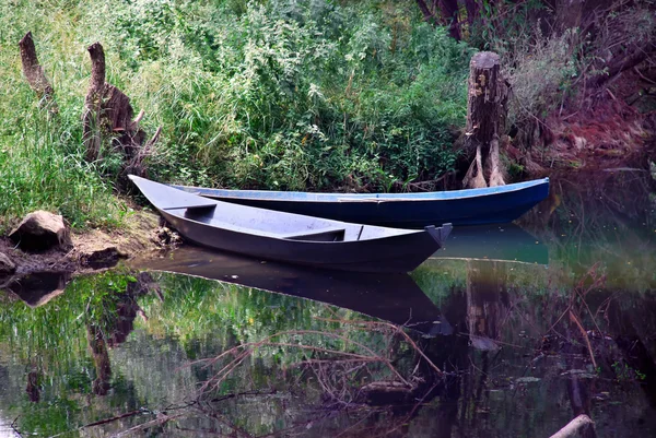 Лодки над спокойной водой — стоковое фото