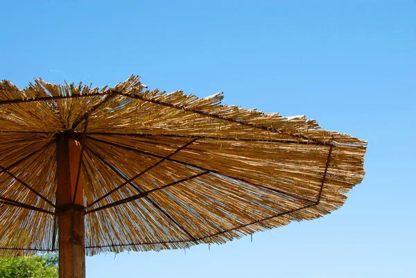 Солом'яні парасольку — стокове фото