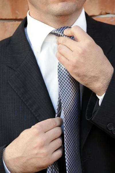 Uomo d'affari regolazione cravatta — Foto Stock