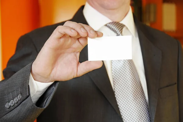 Biznesmen pokazujący wizytówkę — Zdjęcie stockowe