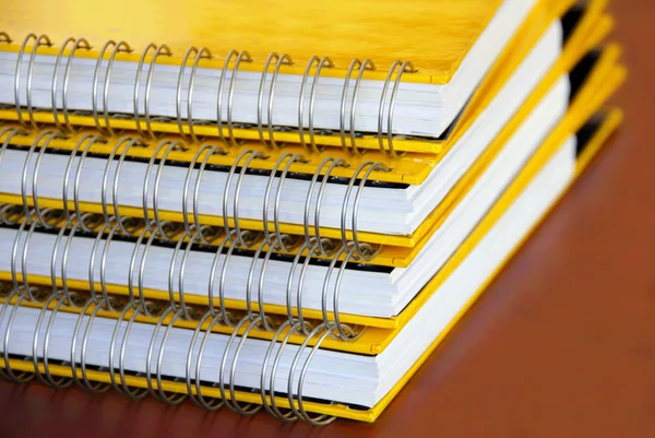 Gele notebooks stapel — Stockfoto