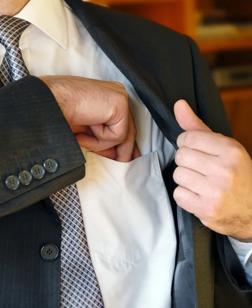 Biznesmen rękę w kieszeni wewnętrznej — Zdjęcie stockowe