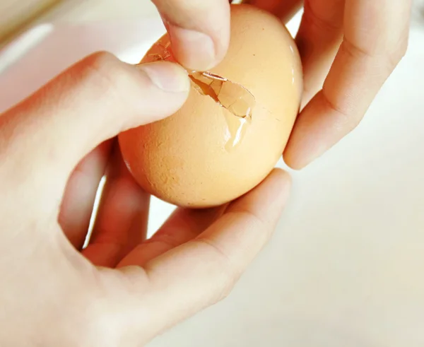Разбивание яиц — стоковое фото