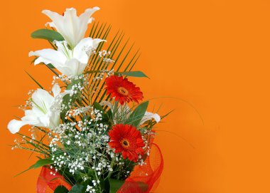 orange içinde çiçek buketi