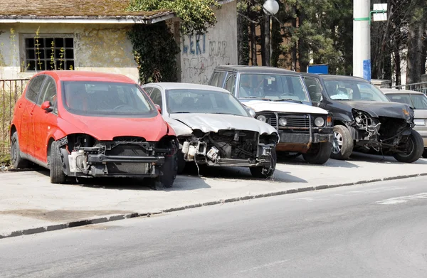 Verpletterde geparkeerde auto 's — Stockfoto