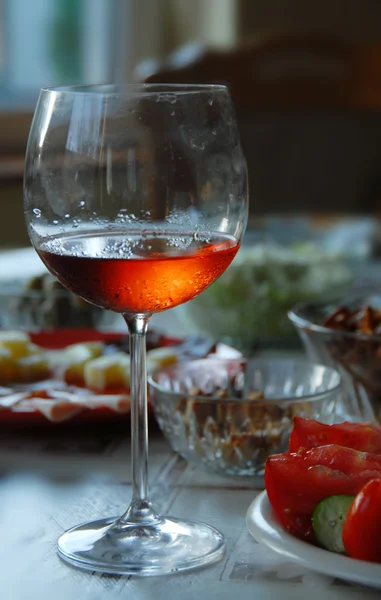 Wineglass με τονισμένο ροζέ κρασί — Φωτογραφία Αρχείου