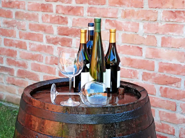 Wine over wood barrel — Stock Photo, Image