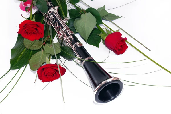 Rosas vermelhas e clarinete — Fotografia de Stock