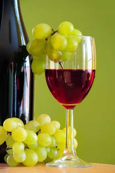 Flavoured Red wine with grape bunch — Stock Photo, Image