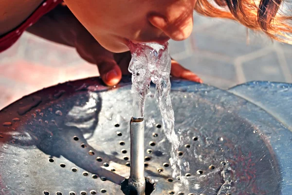 Pití z vodní fontány — Stock fotografie