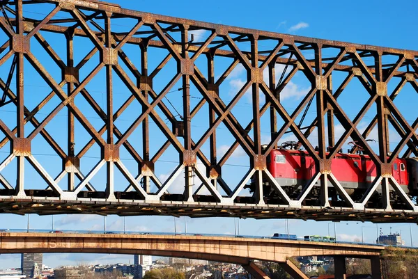 Locomotive sur pont ferroviaire — Photo