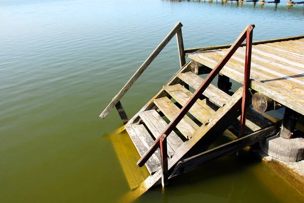 Escaliers en bois dans l'eau — Photo