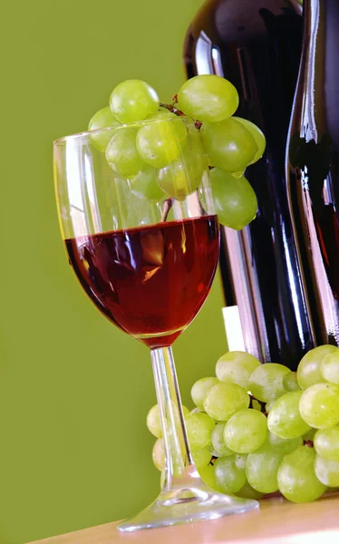 Flavoured Red wine with grape bunch — Stock Photo, Image