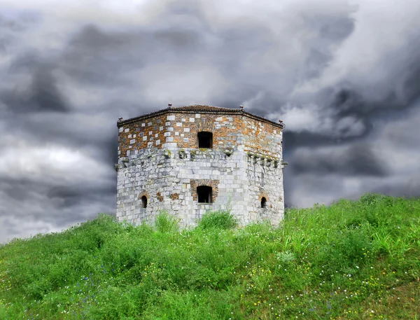 Vecchia torre di pietra sopra cielo nuvoloso — Foto Stock
