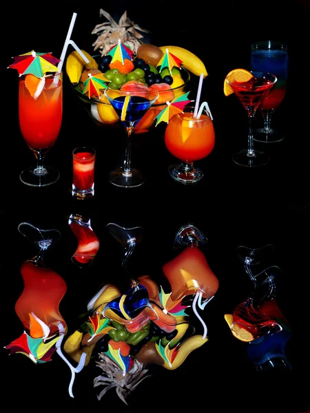Attractive cocktails over black — Stock Photo, Image