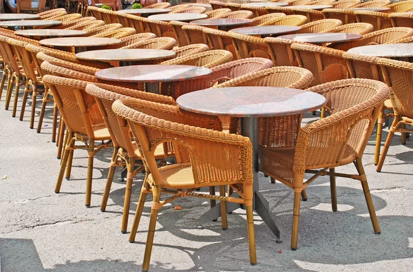 Stoelen en tafels in rij — Stockfoto