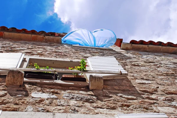 Blå gardin på vinden — Stockfoto