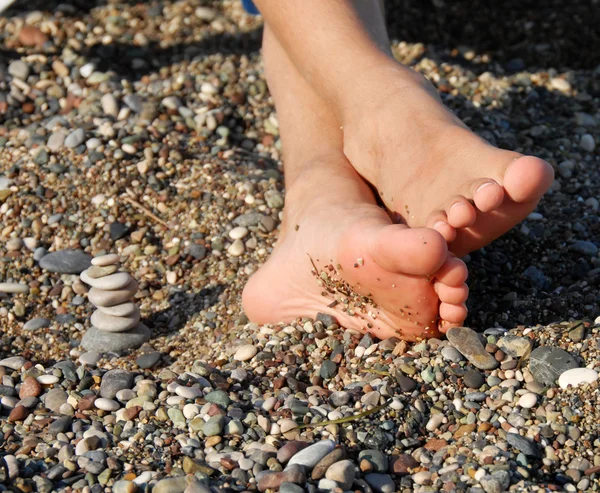 Pedras pilha e menino pés — Fotografia de Stock