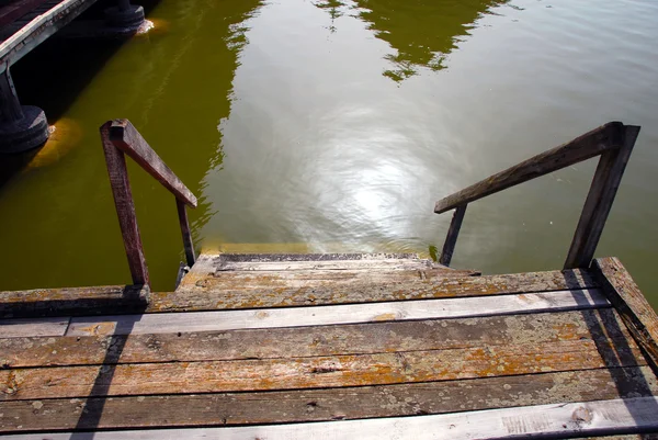 Escadas de madeira em água — Fotografia de Stock