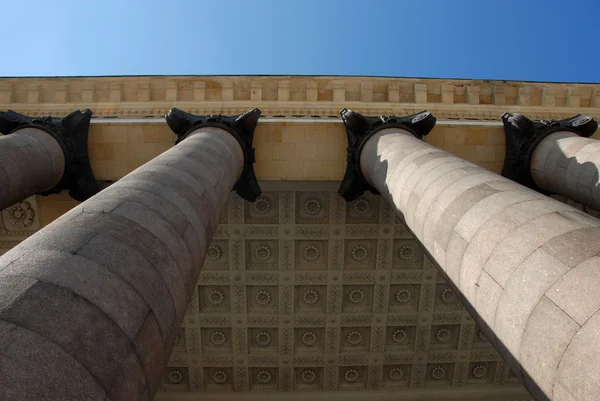 Детали архитектуры колонны и потолок — стоковое фото