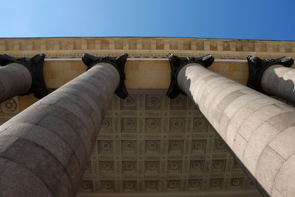 Architecture details columns and ceiling