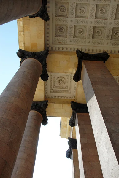 Детали архитектуры колонны и потолок — стоковое фото