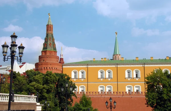 De muur van het kremlin met arsenaal toren — Stockfoto
