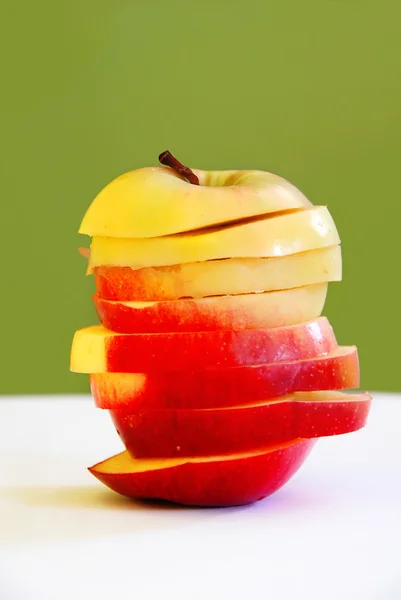 Φέτες μήλου σε σχήμα της apple — Φωτογραφία Αρχείου