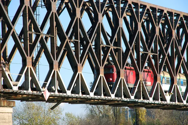 鉄道橋の機関車 — ストック写真