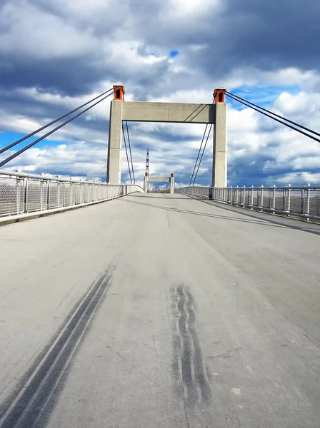橋の上のタイヤのトレース — ストック写真
