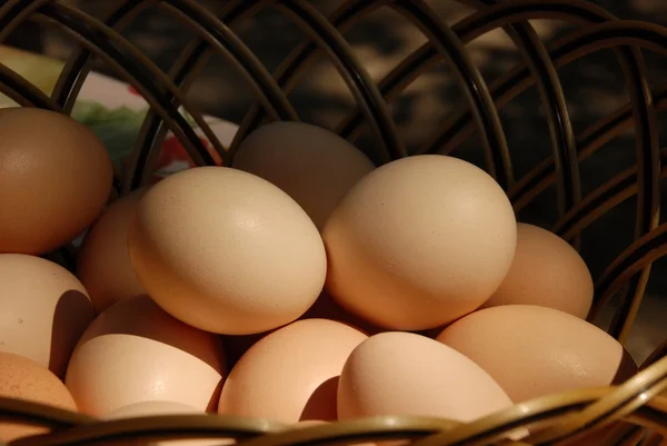 Ovos no cesto — Fotografia de Stock