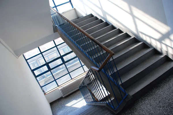 Gri merdiven — Stok fotoğraf
