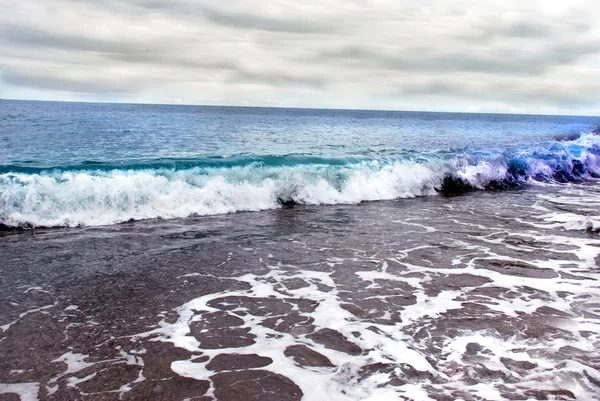 Mořské vlny a zamračená obloha — Stock fotografie