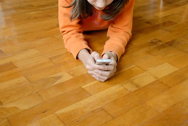 Девушка с мобильным телефоном — стоковое фото