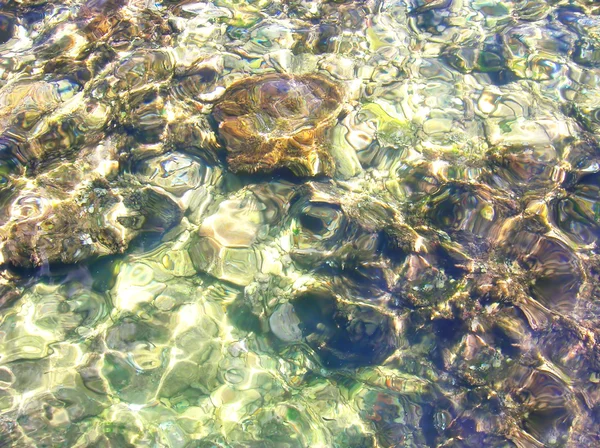 Прозора сонячна поверхня морської води — стокове фото